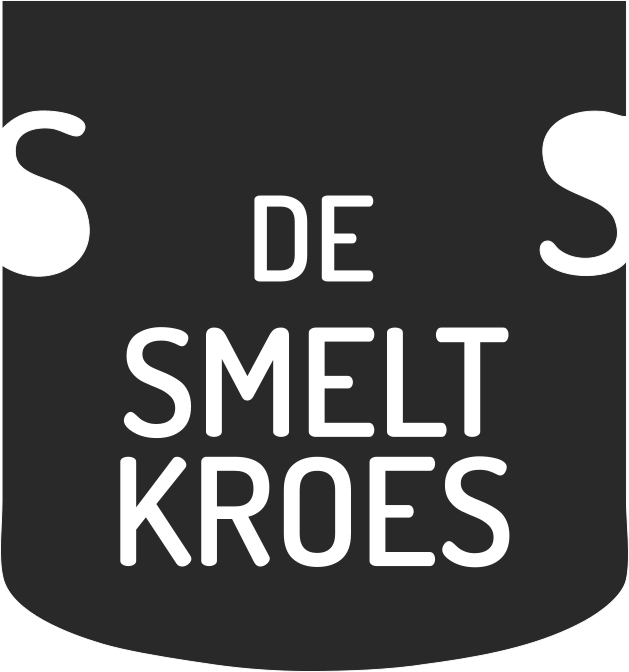 Sfeerbeeld van een logo waarin je een zwart schild ziet. Daarin staat De Smeltkroes in witte letters.